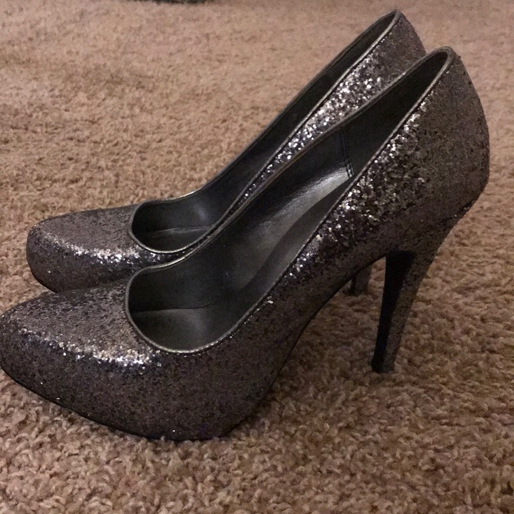 Only worn once to prom